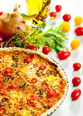 포토 JPG 해외이미지 그릇 접시 음식 토마토 채소 양파 실내 요리 사람없음 내부 인테리어 케이크 식사 닫기 굽기 허브 묘사 서식 영양분 정물화 해외202004 해외포토 식물 식기 디자인 모션 디저트 구이 그림 파일형식 이미지허브