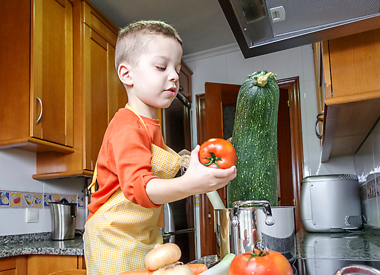 포토 JPG 해외이미지 백인 1 행복 어린이 음식 다이어트 토마토 채소 탁자 양파 건강 요리 한명 소년 초록색 주방 요리사 식사 저녁식사 앞치마 당근 신선 큼 준비 부추 성분 내추럴 주키니 채식주의자 해외202004 해외포토 서양인 직업 남자 감정 컬러 가구 뿌리채소 사람 크기 채식 파일형식 이미지허브