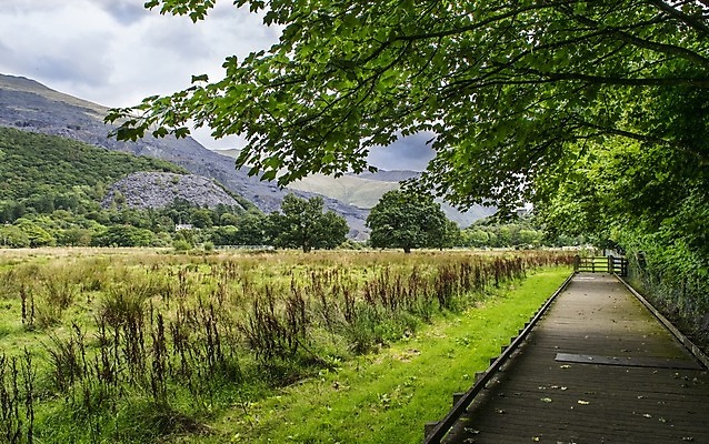 포토 JPG 해외이미지 공원 호수 자연 하늘 영국 웨일즈 산 주택 풍경 사람없음 야외 물 파란색 반사 평화 침묵 시골 황무지 언덕 엽서 전국 스노도니아 스노든산 해외202004 해외포토 자연요소 공공시설 유럽 컬러 컨셉 건물 소리 편지 생태계 파일형식 이미지허브