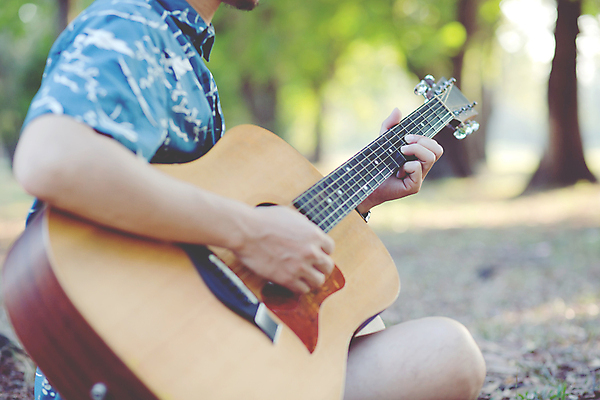 포토 JPG 해외이미지 손 공원 문화 음악 손가락 놀이 사람 여러명 사람없음 야외 목재 초록색 빛 파티 금속 쪽지 소리 콘서트 공연 음악가 무대 기구 기타 구멍 역사 클래식 연습 묘사 목 주인 재즈 멜로디 뮤지컬 스페인어 철강 팝 해외202004 해외포토 나무 직업 공공시설 컬러 다수 컨셉 재료 재질 현악기 문화예술 이벤트 신체부위 파일형식 이미지허브