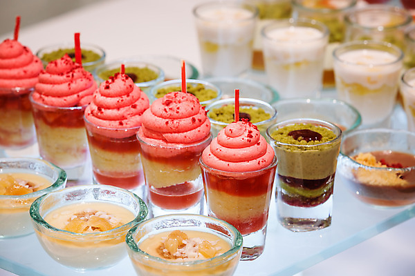 포토 JPG 해외이미지 접시 디자인 음식 분홍색 결혼 오렌지 과일 유리 딸기 휴가 디저트 기념 사탕 사람없음 장식 빨간색 갈색 노란색 파티 케이크 요식업 초콜릿 축제 여러개 흰색 생일 달콤 맛 설탕 크림 토핑 푸딩 무스 바닐라 뷔페 타르트 해외202004 해외포토 식기 기념일 산업 빵 컬러 다수 컨셉 재질 이벤트 파이_빵 파일형식 이미지허브