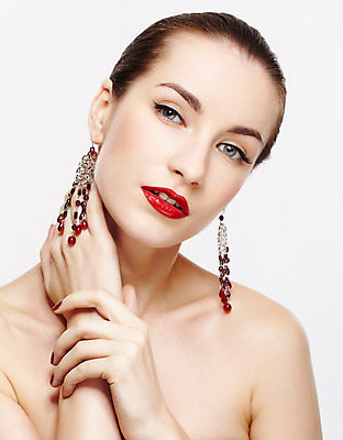 포토 JPG 해외이미지 백인 모델 손 여자 유럽 얼굴 장신구 손가락 갈색머리 한명 사람 빨간색 유행 화장품 회색 흰색 화려 손톱관리 보석 스타일 해외202004 해외포토 서양인 1 헤어스타일 나라 컬러 컨셉 신체부위 뷰티 네일아트 광석 파일형식 이미지허브