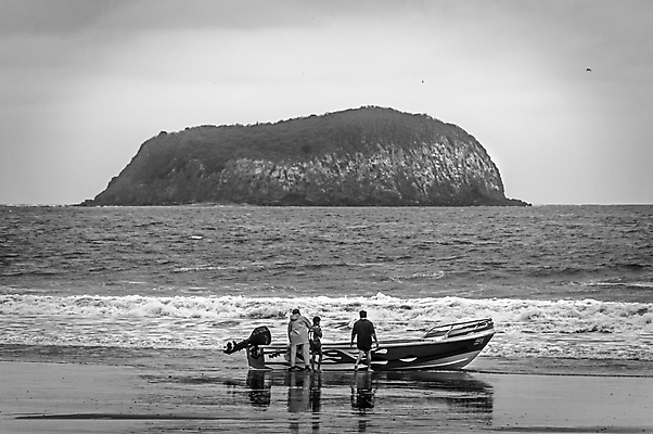 포토 JPG 해외이미지 전통 남자 모래 파도 바다 섬 여행 자연 하늘 휴가 흑백 사람 풍경 사람없음 야외 목재 물 여름 보트 남아메리카 그림 함선 태평양 에콰도르 흐림 모터 뱃놀이 옛날 해외202004 해외포토 자연요소 나무 계절 배_교통 재료 날씨 촬영기법 아메리카 전통놀이 생태계 파일형식 이미지허브