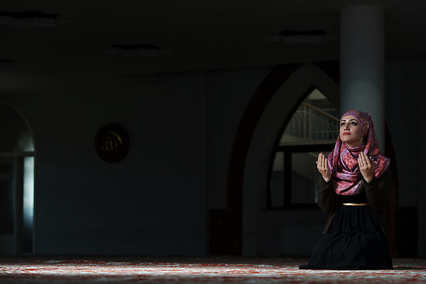 포토 JPG 해외이미지 전통 옷 여자 종교 흑백 관리 한명 내부 믿음 흰색 기도 의식 중앙 이슬람교 심볼 명상 모스크 신성 동쪽 묵주 라마단 숭배 신앙심 아랍어 해외202004 해외포토 1 감정 컬러 종교용품 촬영기법 사람 방향 파일형식 이미지허브