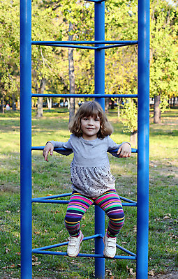 포토 JPG 해외이미지 백인 공원 여자 행복 어린이 포즈 장난 놀이 한명 사람 야외 기쁨 흰색 달콤 놀이터 오르기 해외202004 해외포토 서양인 1 공공시설 감정 컬러 모션 맛 파일형식 이미지허브
