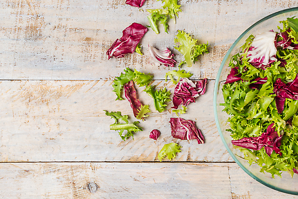 포토 JPG 해외이미지 접시 음식 백그라운드 잎 다이어트 채소 재료 탁자 건강 사람없음 목재 빨간색 초록색 식사 봄 샐러드 로켓 시골 신선 사발 맛 정상 상추 먹기 허브 유기농 날것 내추럴 점심식사 루꼴라 채식주의자 해외202004 해외포토 나무 식물 식기 웰빙 계절 컬러 가구 컨셉 모션 사기그릇 채식 파일형식 이미지허브