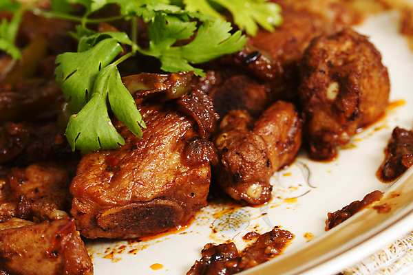 포토 JPG 해외이미지 접시 음식 콩 육류 돼지고기 요리 동양인 사람없음 초록색 식당 검은색 식사 저녁식사 중국 뜨거움 맛 매움 후추 갈비뼈 바비큐립 점심식사 해외202004 해외포토 식기 아시아 컬러 컨셉 식재료 곡류 뼈 인종 상점 바비큐 향신료 파일형식 이미지허브