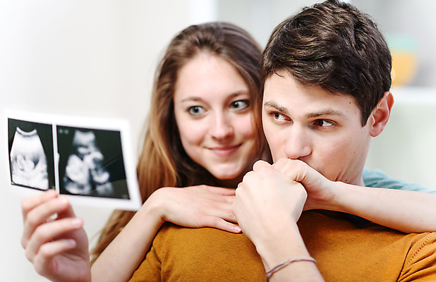 포토 JPG 해외이미지 백인 커플 감정 가족 엄마 함께함 엑스레이 20대 두명 부모 임산부 임신 기쁨 시험 흰색 아기 신생아 관찰 출산 아빠 준비 태교 태아 자궁 해외202004 해외포토 서양인 교육 컬러 컨셉 의학 관계 모션 사람 청년 장기_의학 파일형식 이미지허브