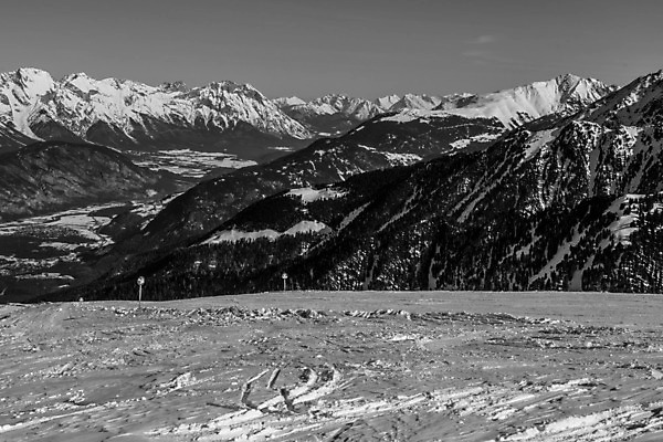 포토 JPG 해외이미지 스포츠 여행 겨울 자연 하늘 휴가 스키 산 흑백 풍경 사람없음 야외 목재 환경 얼음 검은색 하이킹 추위 흰색 정상 숲 언덕 산등성이 절정 눈내림 해외202004 해외포토 자연요소 나무 계절 컬러 재료 레저 겨울스포츠 눈_날씨 촬영기법 생태계 파일형식 이미지허브