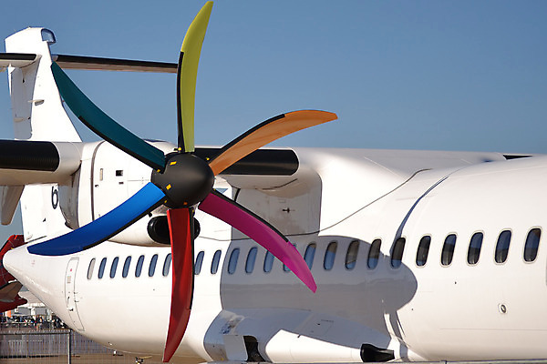 포토 JPG 해외이미지 비행기 사람없음 컬러풀 앞치마 힘 흰색 칼날 주차 속도 프로펠러 안락 해외202004 해외포토 컬러 컨셉 항공교통 대중교통 파일형식 이미지허브