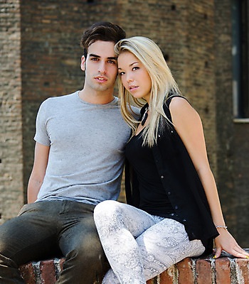 포토 JPG 해외이미지 백인 라이프스타일 커플 여자 남자 행복 벽 2 벽돌 함께함 사랑 서기 사람 성인 야외 두명 도시 해외202004 해외포토 서양인 감정 컨셉 관계 모션 생활 파일형식 이미지허브