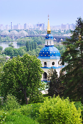 포토 JPG 해외이미지 나무 식물 전통 꽃 건축양식 풍경 사람없음 건물 강 도시풍경 교회 정원 봄 도시 시간 개화 황금 왼쪽 수도원 라일락 우크라이나 해외202004 해외포토 건축물 계절 건축 유럽 종교건축 방향 파일형식 이미지허브