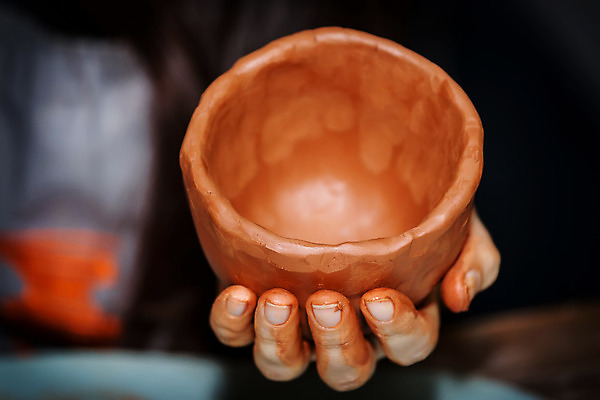 포토 JPG 해외이미지 모양 전통 손 디자인 조각 손가락 기술 창조 미술 사람없음 갈색 젖음 터치 엄지손가락 업무 작업 바퀴 도자기 감각 원주민 매끈함 디자이너 유연 만들기 예술가 점토 진흙 토기 장인 조형 수공예 조절 곰팡이 도예가 인내 해외202004 해외포토 직업 컬러 모션 문화예술 신체부위 용기_그릇 아프리카인 공예 파일형식 이미지허브