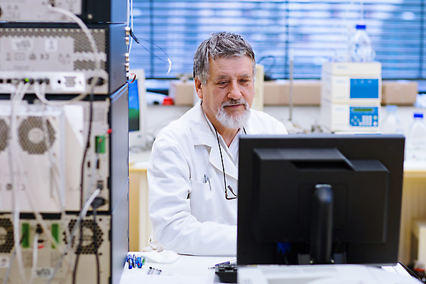 포토 JPG 해외이미지 백인 직업 1 응시 여자 남자 얼굴 과학 백그라운드 노동자 건강 병원 현미경 실험 한명 미소 사람 성인 스터디 약 머리 장비 의사 코트 흰색 업무 액체 기술자 실험실 과학자 플라스크 분석 생물학 비커 고립 돌봄 화학물질 화학자 해외202004 해외포토 서양인 시선 교육 컬러 컨셉 의학 모션 표정 실험기구 신체부위 학습 외투 의료진 작업 화학 학자 파일형식 이미지허브