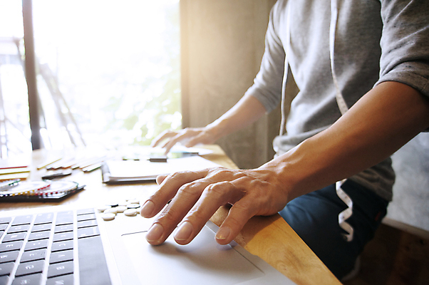 포토 JPG 해외이미지 모델 직업 디자인 드레스 옷 남자 산업 포즈 생각 장신구 반바지 아이디어 직장 함께함 창조 사람 사람없음 그래픽 유행 스크린 업무 화려 그룹 계획 디자이너 스케치 손목시계 그림 진열장 예술가 다민족 스타일 브레인스토밍 해외202004 해외포토 시계 컨셉 회사 바지 미술 작업 파일형식 이미지허브