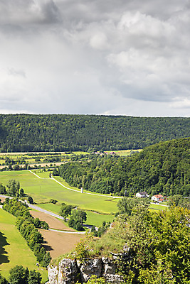 포토 JPG 해외이미지 나무 구름 유럽 도로 스포츠 여행 잎 자연 하늘 독일 풍경 사람없음 야외 초록색 여름 파란색 일몰 하이킹 시골 숲 언덕 장면 바이에른 해외202004 해외포토 자연요소 식물 계절 나라 길 컬러 교통시설 레저 노을 생태계 파일형식 이미지허브