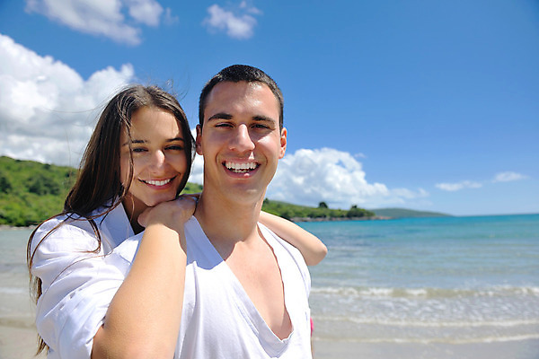 포토 JPG 해외이미지 주간 라이프스타일 커플 여자 남자 데이트 휴식 사랑 웃음 상반신 성인 해변 야외 두명 앞모습 옆모습 여름 맑음 기댐 성인만 해외202004 해외포토 자연요소 계절 감정 바다 뷰포인트 컨셉 관계 모션 날씨 표정 사람 생활 파일형식 이미지허브