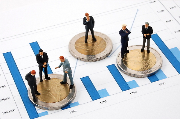 포토 JPG 해외이미지 남자 산업 백그라운드 컨셉 돈 비즈니스 성공 대화 사람 정장 사람없음 금융 경제 사무실 장난감 숫자 동전 피규어 유로 흰색 우승 업무 비즈니스맨 재산 주식 작음 승자 유대감 해외202004 해외포토 문자 옷 컬러 말하기 미니어처 최고 작업 직장인 크기 파일형식 이미지허브