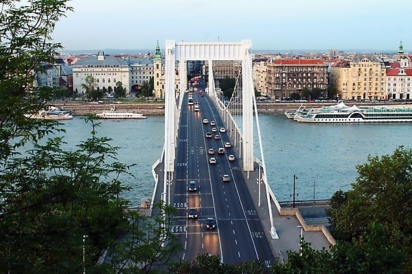 포토 JPG 해외이미지 나무 유럽 자동차 사람없음 강 흰색 보트 강가 헝가리 다뉴브강 부다페스트 해외202004 해외포토 식물 나라 육상교통 컬러 배_교통 동유럽 파일형식 이미지허브