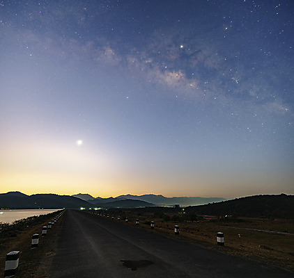 포토 JPG 해외이미지 별 도로 길 과학 여행 백그라운드 자연 하늘 산 거리 파노라마 풍경 사람없음 야외 물 여름 파란색 빛 우주 어둠 새벽 별자리 야간 댐 은하계 장면 장노출 천문학 방법 해외202004 해외포토 자연요소 계절 공공시설 교육 컬러 교통시설 촬영기법 생태계 파일형식 이미지허브