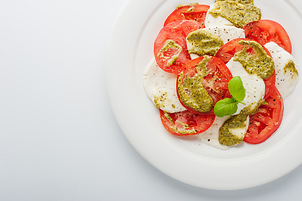 포토 JPG 해외이미지 접시 음식 조각 백그라운드 토마토 채소 재료 부분 탁자 치즈 마늘 요리 사람없음 가로 빨간색 초록색 식당 이탈리아 샐러드 흰색 도자기 양념 지중해 먹기 준비 향 후추 바질 모짜렐라치즈 카프레제 해외202004 해외포토 식기 유럽 바다 컬러 가구 모션 유제품 상점 향신료 파일형식 이미지허브