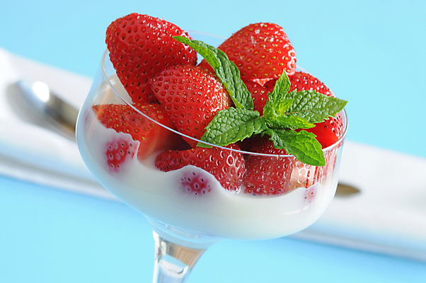 포토 JPG 해외이미지 음식 과일 딸기 건강 사람없음 빨간색 신선 사발 맛 설탕 크림 슬라이스 숙성 해외202004 해외포토 컬러 컨셉 사기그릇 파일형식 이미지허브