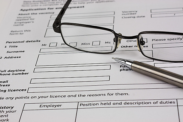 포토 JPG 해외이미지 직업 손 종이 백그라운드 컨셉 비즈니스 텍스트 사람없음 펜 볼펜 흰색 기록 어플리케이션 계약 시작 면접 서식 문서 서명 고용 설문지 체크리스트 해외202004 해외포토 컬러 신체부위 필기구 구직 채용 파일형식 이미지허브