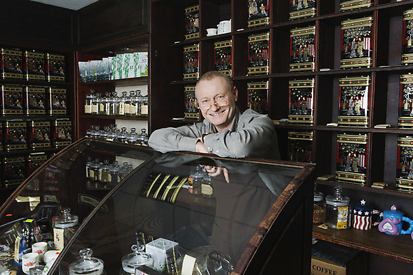 포토 JPG 해외이미지 백인 직업 1 응시 시선 남자 음료 중년 50대 포즈 실내 한명 사람 성인 마주보기 상점 업무 차 진열장 러시아 소매 주인 판매원 혼자 중년남자만 소유 해외202004 해외포토 서양인 유럽 모션 내부 작업 남자만 중년만 파일형식 이미지허브