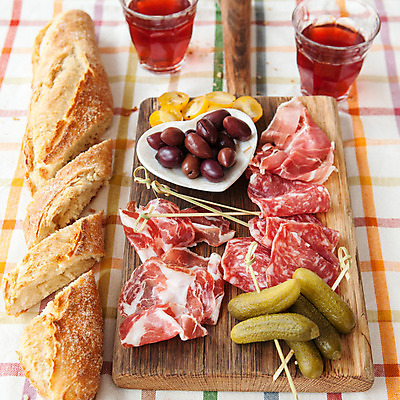 포토 JPG 해외이미지 음식 빵 토마토 도마 사람없음 목재 와인 이탈리아 시골 소시지 선택 애피타이저 바게트 올리브 햄 정사각형 피클 슬라이스 베이컨 살라미 스페인어 전문 짠맛 타파스 해외202004 해외포토 도형 나무 열매 유럽 컨셉 채소 재료 주방용품 주류 육류 돼지고기 가공식품 맛 절임 파일형식 이미지허브