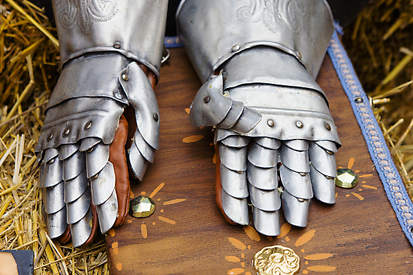 포토 JPG 해외이미지 유럽 장갑 사람없음 책 파란색 금속 힘 중세 역사 중앙 보호 절도 철 전쟁 무거움 밀짚 갑옷 구식 옛날 철강 해외202004 해외포토 잡화 나라 컬러 컨셉 재질 범죄 무게 짚 보호장비 파일형식 이미지허브