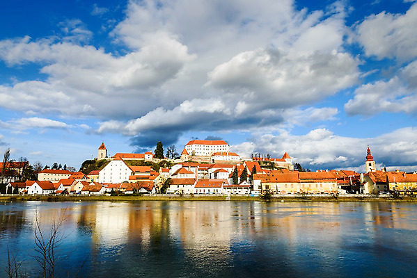 포토 JPG 해외이미지 구름 유럽 파도 오렌지 하늘 지붕 파노라마 졸업생 사람없음 건물 초록색 물 파란색 강 반사 갈색 교회 맑음 스파 거울 흐름 수확 도시 만 그리기 성 센터 역사 재산 언덕 타운 슬로베니아 옛날 해외202004 해외포토 자연요소 건축물 나라 바다 컬러 컨셉 농업 과일 졸업 종교건축 모션 날씨 촬영기법 금융 파일형식 이미지허브