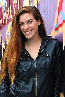 포토 JPG 해외이미지 백인 모델 1 라이프스타일 응시 옷 여자 행복 얼굴 벽 갈색머리 한명 사람 성인 야외 빨간색 유행 검은색 재킷 유혹 스타일 해외202004 해외포토 서양인 헤어스타일 시선 감정 컬러 컨셉 생활 신체부위 외투 파일형식 이미지허브