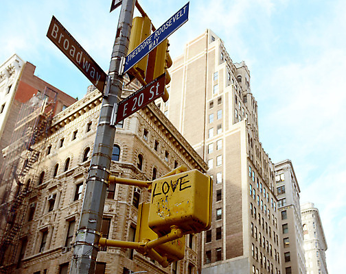 포토 JPG 해외이미지 건축양식 추상 거리 사랑 사람없음 건물 단어 노란색 미국 도시 표지판 메시지 횡단보도 그래피티 방향 묘사 신호 뉴욕 맨해튼 건너기 브로드웨이 해외202004 해외포토 문자 건축물 건축 감정 컬러 북아메리카 무늬 모션 알림판 보행로 낙서 그림 파일형식 이미지허브
