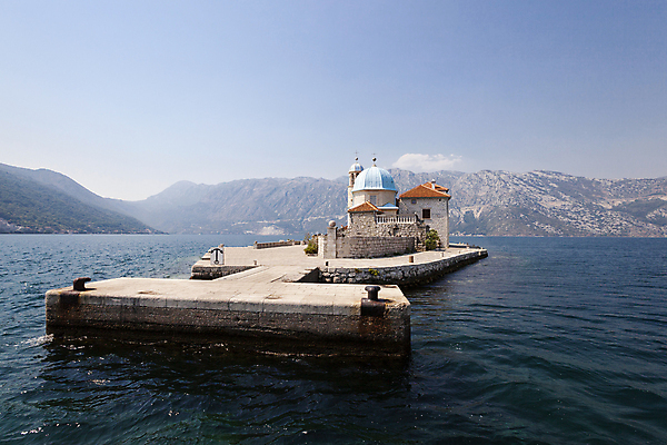 포토 JPG 해외이미지 나무 전통 유럽 문화 호수 벽 바다 섬 여행 건축양식 자연 하늘 산 풍경 사람없음 야외 건물 초록색 물 여름 햇빛 회색 바위 만 성 몬테네그로 옛날 전국 해외202004 해외포토 자연요소 식물 건축물 계절 건축 나라 컬러 태양 돌_바위 생태계 파일형식 이미지허브