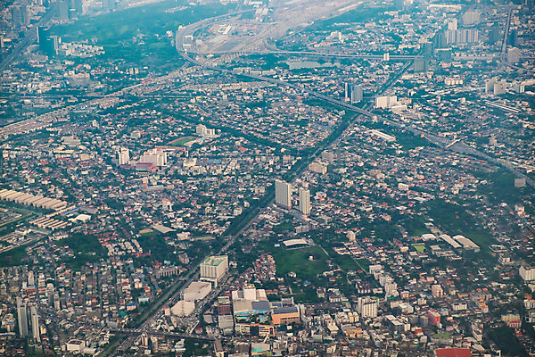 포토 JPG 해외이미지 구름 아시아 도로 여행 백그라운드 건축양식 창문 태국 거리 비행기 안테나 풍경 사람없음 건물 흰색 도시 재산 정상 땅 방콕 지역 타운 교외 해외202004 해외포토 자연요소 건축물 건축 나라 길 컬러 통신 항공교통 교통시설 대중교통 금융 파일형식 이미지허브