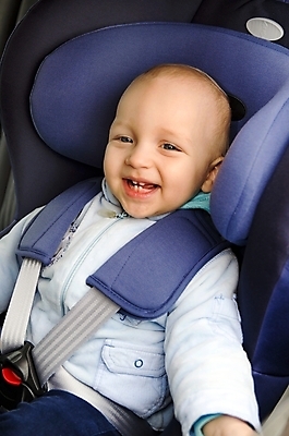포토 JPG 해외이미지 아들 자동차 한명 웃음 안전 앉기 상반신 앞모습 아기 차안 카시트 남자아기한명만 해외202004 해외포토 1 육상교통 뷰포인트 의자 가족 모션 표정 사람 남자한명만 남자아기만 파일형식 이미지허브