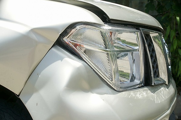 포토 JPG 해외이미지 접시 도로 교통시설 자동차 유리 거리 안전 사람없음 빛 금속 손상 운전 긴급 바퀴 고속도로 황금 균열 수리 위험 플라스틱 충돌 사건 타일 속도 합성 타이어 문제 섬유 짐차 보험 깨짐 면허증 범퍼 부주의 픽업 해외202004 해외포토 식기 길 육상교통 교통 컨셉 모션 재질 직물 시설 면허 증명서 파일형식 이미지허브