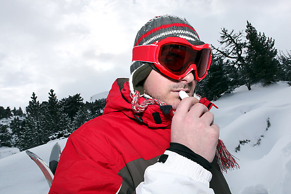 포토 JPG 해외이미지 주간 남자 겨울 고글 산 한명 들기 상반신 성인 야외 옆모습 등산 바르기 립밤 성인남자한명만 설산 해외202004 해외포토 자연요소 1 계절 뷰포인트 모션 사람 화장품 트래킹 남자한명만 성인남자만 파일형식 이미지허브