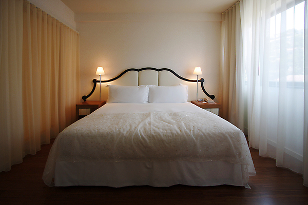 포토 JPG 해외이미지 창문 베개 휴식 사람없음 빛 노란색 평화 흰색 침대 램프 잠 커튼 야간 담요 만족 초대 시트 매트리스 해외202004 해외포토 자연요소 감정 컬러 가구 컨셉 침구 조명 파일형식 이미지허브