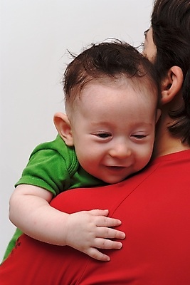 포토 JPG 해외이미지 백인 손 응시 남자 행복 얼굴 어린이 2 가족 관계 회색배경 엄마 함께함 건강 사랑 한명 사람 소년 옆모습 뒷모습 머리 흰색 표현 아기 잡기 파마 작음 어깨 긍정 귀 결백 넘어짐 돌봄 섬광 해외202004 해외포토 서양인 1 헤어스타일 시선 감정 뷰포인트 컬러 백그라운드 컨셉 모션 신체부위 회색 크기 파일형식 이미지허브