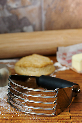 포토 JPG 해외이미지 음식 요리 사람없음 주방 기구 도구 굽기 밀가루 밀대 버터 철강 핸드메이드 해외202004 해외포토 주방용품 가루 구이 파일형식 이미지허브