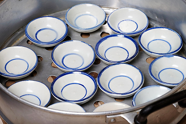 포토 JPG 해외이미지 전통 문화 음식 태국 디저트 건강 요리 동양인 사람없음 장식 컵 우유 흰색 신선 달콤 맛 작음 설탕 크림 밀가루 코코넛 푸딩 백자 커스터드 해외202004 해외포토 식기 아시아 컬러 컨셉 과일 유제품 인종 도자기 크기 가루 파일형식 이미지허브