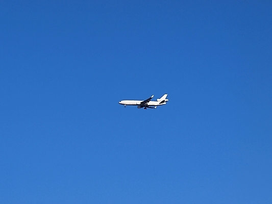 포토 JPG 해외이미지 구름 선 여행 교통시설 하늘 휴가 비행기 사람없음 파란색 힘 흰색 도착 항공 속도 출발 상업 상승 제트기 승객 천국 기어 취소 대패 떠남 자취 착륙 수평선 해외202004 해외포토 자연요소 컬러 교통 컨셉 항공교통 모션 대중교통 시설 파일형식 이미지허브