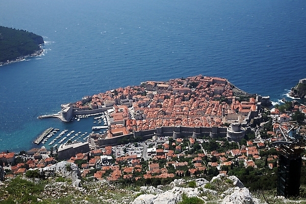 포토 JPG 해외이미지 유럽 바다 하늘색 하늘 휴가 파노라마 사람없음 여름 파란색 평화 항구 바위 도시 보트 성 중세 지중해 크로아티아 달마시안 두브로브니크 옛날 해외202004 해외포토 건축물 계절 나라 컬러 컨셉 배_교통 교통시설 촬영기법 돌_바위 역사 개 파일형식 이미지허브