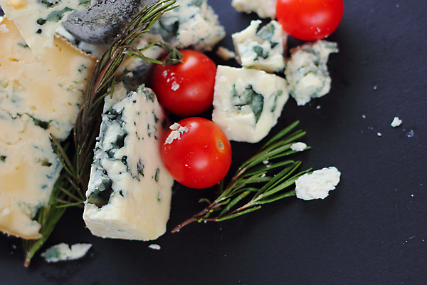 포토 JPG 해외이미지 음식 조각 백그라운드 토마토 부분 치즈 종류 사람없음 빨간색 초록색 파란색 검은색 식사 어둠 그물 A 로즈메리 타입 프랑스어 곰팡이 백리향 숙성 해외202004 해외포토 문자 알파벳 컬러 채소 유제품 허브 파일형식 이미지허브