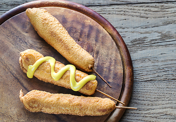 포토 JPG 해외이미지 실내 사람없음 하이앵글 머스터드 핫도그 나무도마 맛있는 나무배경 해외202004 해외포토 음식 뷰포인트 백그라운드 도마 패스트푸드 내부 목재 소스_음식 파일형식 이미지허브