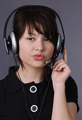 포토 JPG 해외이미지 1 여자 얼굴 비즈니스 대화 한명 20대 성인 10대 스마트폰 사무실 갈색 검은색 헤드폰 듣기 표현 작업 도움 전화기 고객 서비스 컨설턴트 안내원 부름 비서 목소리 다민족 마케팅 사춘기 운영자 접수 지원 헬프 해외202004 해외포토 직업 컬러 음향기기 컨셉 모션 청소년 말하기 사람 청년 신체부위 핸드폰 스마트기기 전문직 상담 파일형식 이미지허브