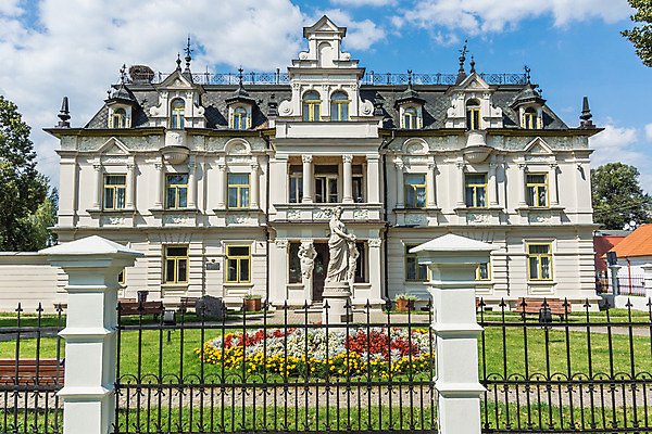 포토 JPG 해외이미지 구름 교육 꽃 유럽 문화 조각 벤치 건축양식 창문 난간 학교 유리 지붕 미술 잔디 사람없음 야외 파란색 울타리 태양 탑 맑음 궁전 기둥 재산 둥지 아치 광택 첨탑 폴란드 르네상스 옛날 황새 스타일 해외202004 해외포토 자연요소 식물 건축물 건축 나라 컬러 고건축 의자 재질 조류 날씨 문화예술 금융 담장 파일형식 이미지허브