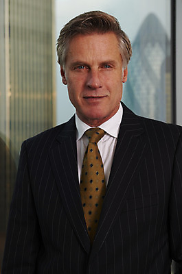 포토 JPG 해외이미지 백인 직업 남자 비즈니스 CEO 창문 직장 한명 미소 정장 건물 사무실 도시 업무 체험 경영자 런던 책임자 경영 해외202004 해외포토 서양인 1 건축물 옷 컨셉 회사 영국 표정 사람 작업 리더 파일형식 이미지허브