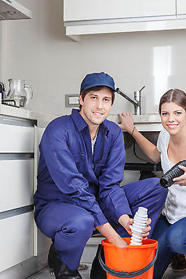 포토 JPG 해외이미지 백인 모델 직업 응시 여자 남자 행복 노동자 바닥 주택 기술 미소 사람 20대 내부 두명 세로 카메라 주방 장비 공구 업무 작업 재산 수리 양동이 싱크대 고정 대야 배관공 옛날 조작 해외202004 해외포토 서양인 시선 감정 표정 청년 건물 금융 전자제품 도구 개수대 파일형식 이미지허브